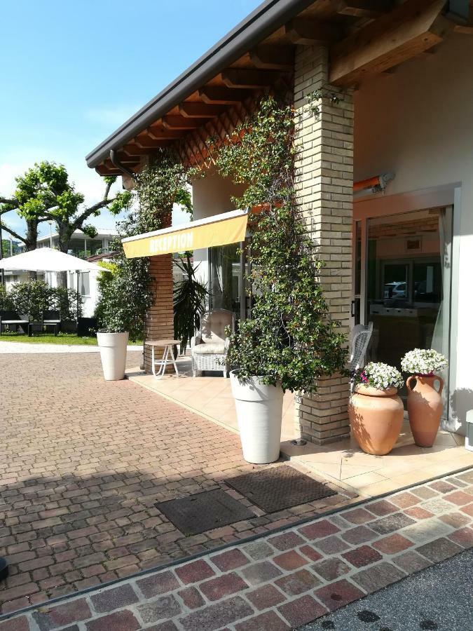 Villaggio Turistico Dei Tigli Padenghe sul Garda Exterior foto